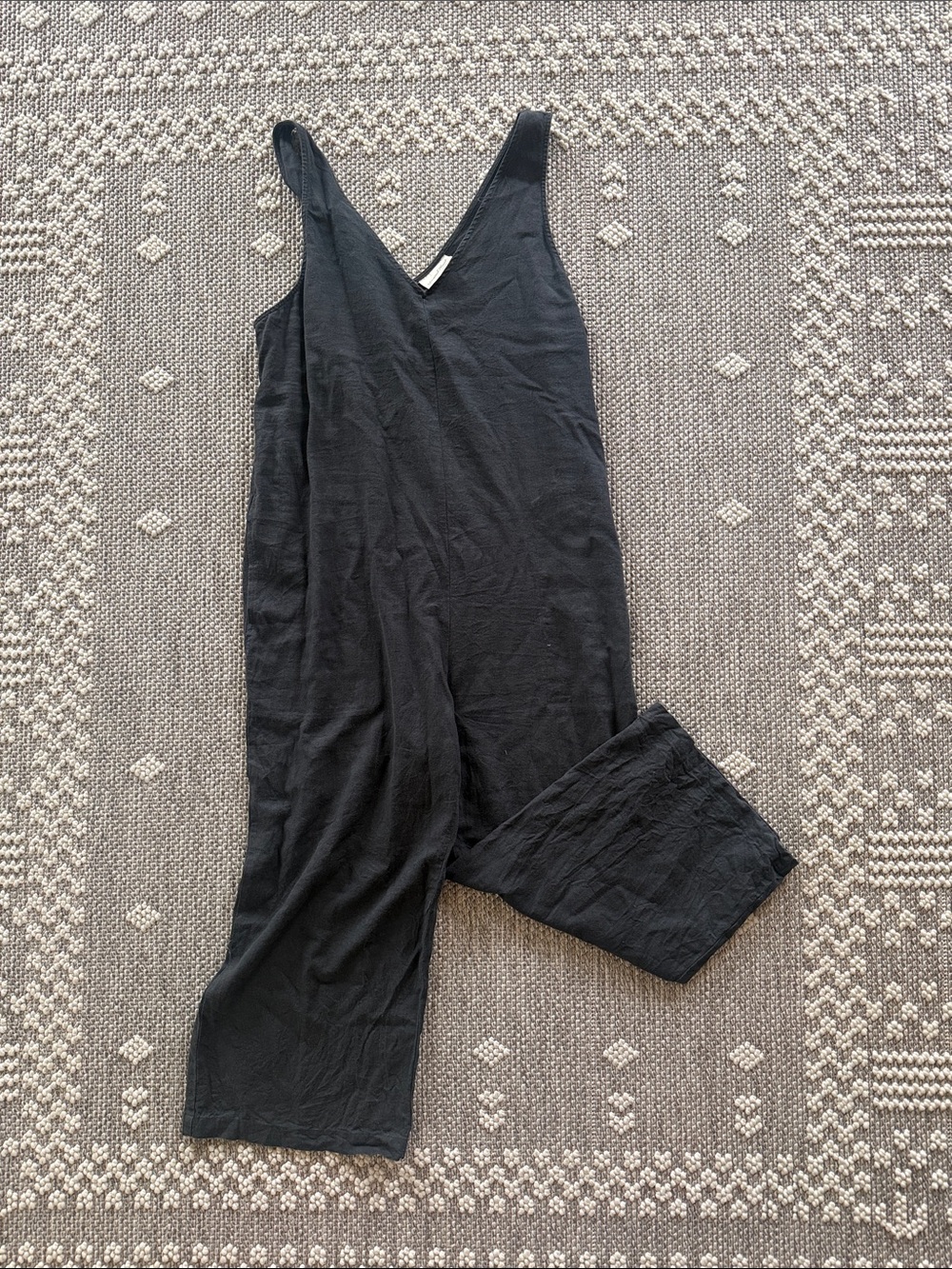 Universal Thread Black V-Neck Sleeveless Jumpsuit Romper